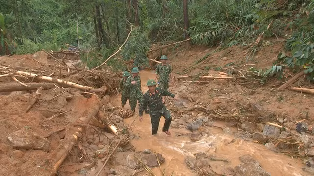 Lực lượng cứu nạn tại khu vực tìm kiếm.