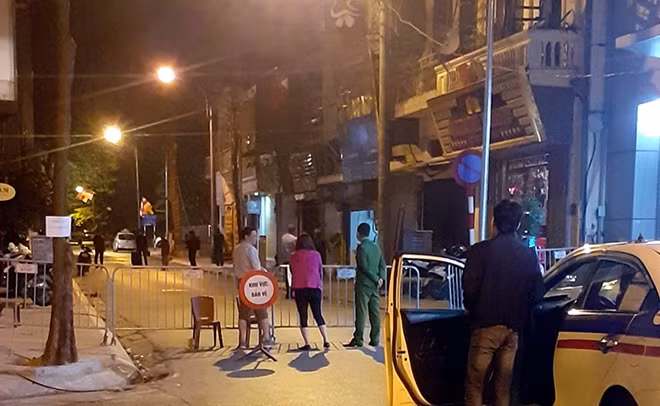 Người dân quanh phố Cửa Bắc được di dời ngay trong đêm để lực lượng chức năng tiến hành xử lý bom.
