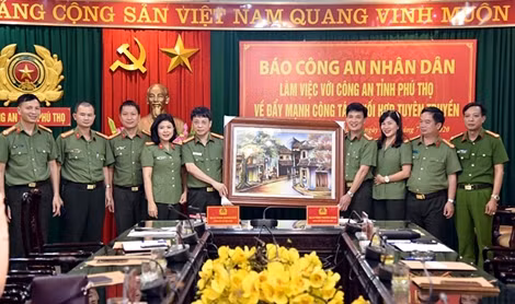 Nhân rộng những tấm gương điển hình, tiên tiến của cán bộ, chiến sĩ Công an đất Tổ