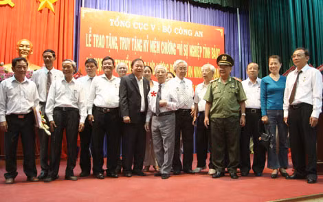 Ông Mười Hương (*) và các học trò tình báo tại lễ trao Kỷ niệm chương Vì sự nghiệp tình báo vào ngày 20/4/2012 tại TP Hồ Chí Minh.