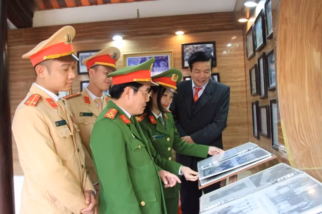 Đại tá Nguyễn Trọng Tuấn (ngoài cùng bên phải), Thượng tá Bùi Quang Vinh, Phó Trưởng Công an huyện Nam Đàn và CBCS thăm nhà tưởng niệm cố Bộ trưởng