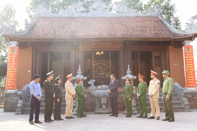 Đại tá Nguyễn Trọng Tuấn (thứ 5 từ phải sang) trò chuyện cùng lãnh đạo, CBCS Công an huyện Nam Đàn và các đồng chí bảo vệ tại Nhà tưởng niệm cố Bộ trưởng Trần Quốc Hoàn.