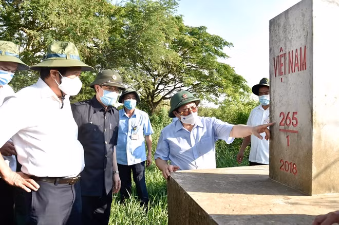 Thủ tướng Phạm Minh Chính cùng đoàn công tác tại cột mốc 265, tỉnh An Giang. Ảnh VGP/Nhật Bắc.