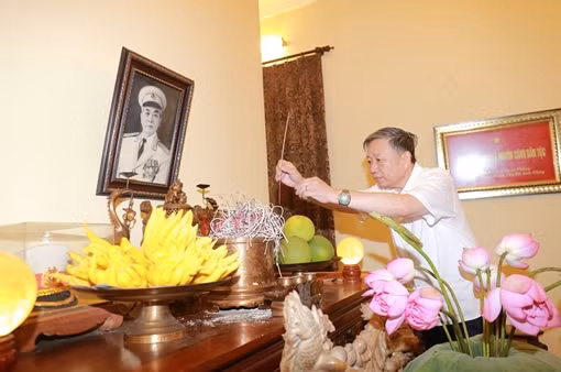 Bộ trưởng Tô Lâm thăm hỏi gia đình các đồng chí nguyên lãnh đạo Bộ Công an qua các thời kỳ