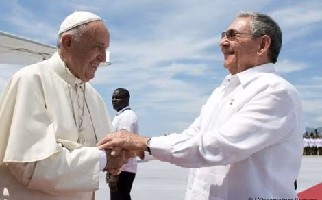 Chủ tịch Cuba Raul Castro (phải) và Giáo hoàng Francis I tại New York hôm 24/9. (Ảnh: AP).