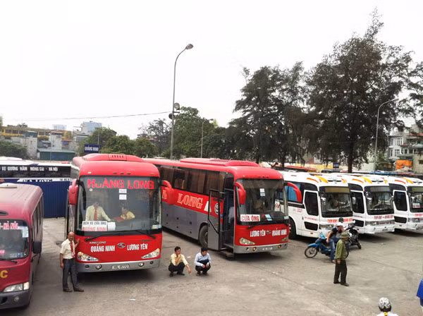 Lực lượng Cảnh sát giao thông kiểm tra, xử lý một xe khách vi phạm. Ảnh minh họa: Thanh Huyền.