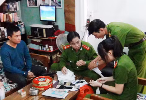 Công an TP Đà Nẵng bắt, khám xét khẩn cấp một đối tượng có lệnh truy nã.