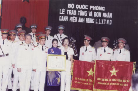 Bà Minh Vân thay mặt gia đình đón nhận danh hiệu Anh hùng LLVTND của liệt sĩ Đào Phúc Lộc, tại Hà Nội năm 1998.