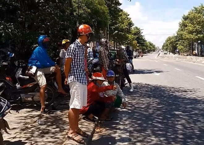 Nhiều người dân chứng kiến vụ tai nạn.