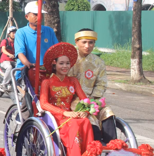Cặp đôi uyên ương hạnh phúc trong ngày đám cưới tập thể.