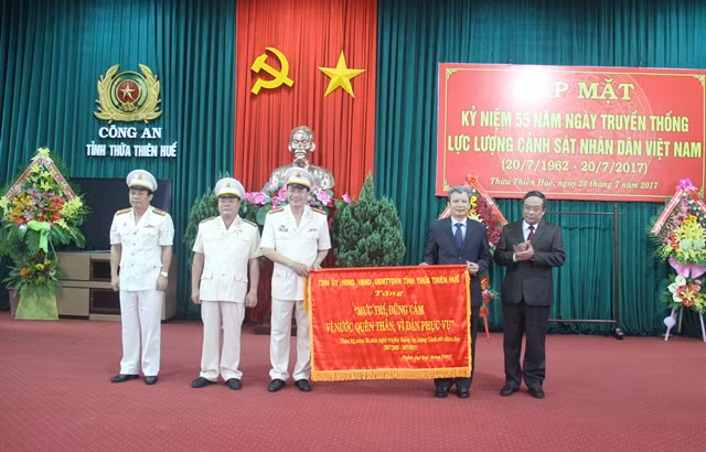 Lãnh đạo tỉnh Thừa Thiên- Huế trao tặng lực lượng CSND Công an tỉnh bức trướng “Mưu trí, dũng cảm, vì nước quên thân, vì dân phục vụ”.