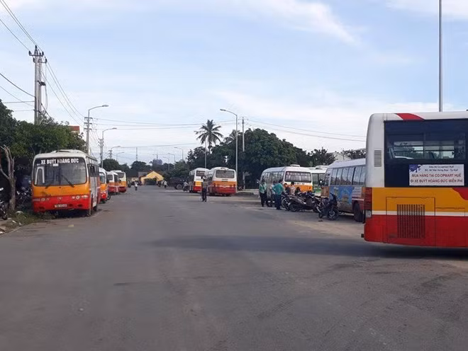 Nhiều xe buýt của Công ty Hoàng Đức phải "nằm đường".