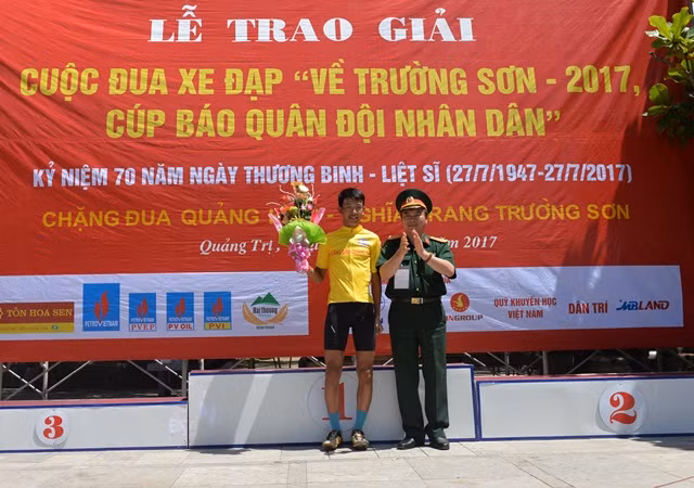 Đại tá Phùng Kim Lân, Phó Tổng Biên tập Báo Quân đội Nhân dân, Phó Trưởng ban Thường trực Ban tổ chức Cuộc đua trao áo vàng cho tay đua Nguyễn Cường Khang.