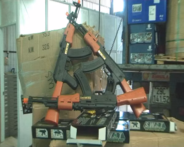 Rất nhiều súng nhựa được phát hiện trên ôtô BKS: 29C-141.52 được đưa đi tiêu hủy.