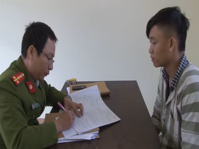 Đối tượng Lê Viết Thanh Tùng tại Công an TP Huế.