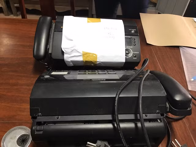 Máy fax được các đối tượng sử dụng để ghi đề. (Ảnh: T.S).