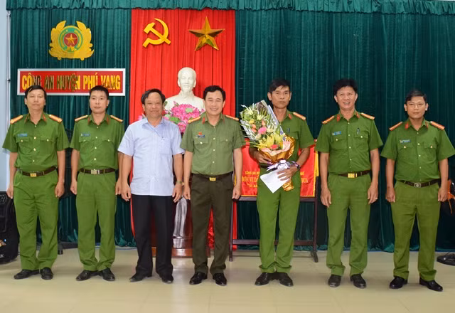Giám đốc Công an tỉnh Thừa Thiên- Huế và Chủ tịch UBND huyện Phú Vang khen thưởng Ban chuyên án. Giám đốc Công an tỉnh Thừa Thiên- Huế và Chủ tịch UBND huyện Phú Vang khen thưởng Ban chuyên án.