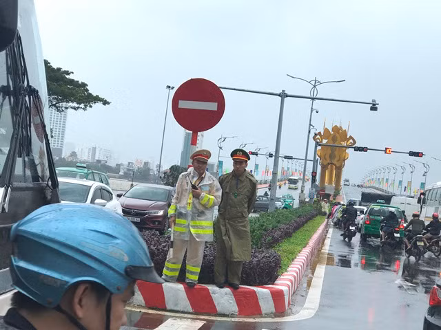 Các CBCS CSGT và Công an thực hiện nhiệm vụ đảm bảo ATGT tại chốt phía Tây cầu Rồng vào trưa 4-11.