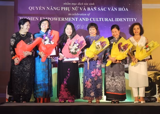 Bà Tôn Nữ Thị Ninh, Chủ tịch Quỹ Hòa bình và Phát triển TP. Hồ Chí Minh tặng hoa tri ân các nhà tài trợ trong đêm Văn hóa Tịnh Yến.