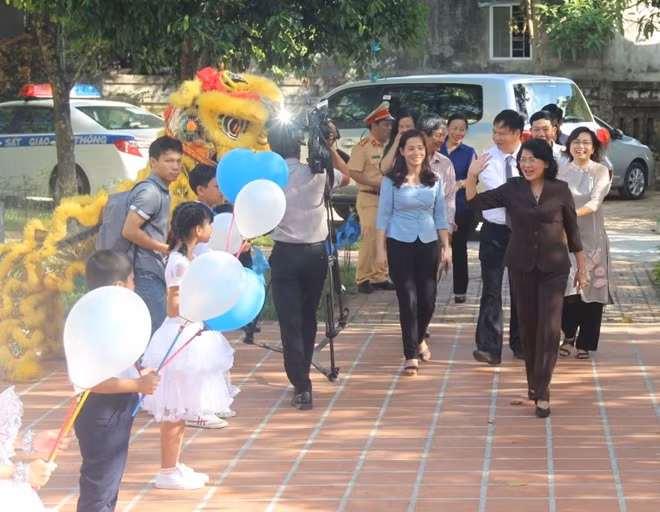 Phó Chủ tịch nước Đặng Thị Ngọc Thịnh dẫn đầu đoàn công tác thăm Làng trẻ em SOS Huế.