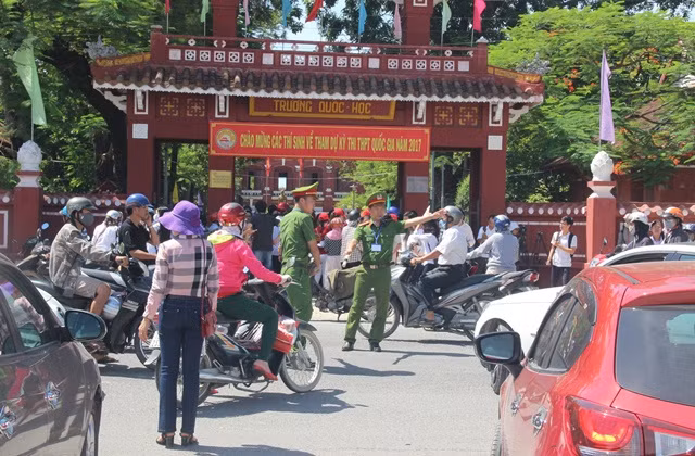 Công an tỉnh Thừa Thiên - Huế huy động hàng trăm CBCS tăng cường bảo đảm ANTT, điều tiết giao thông tại các điểm thi.