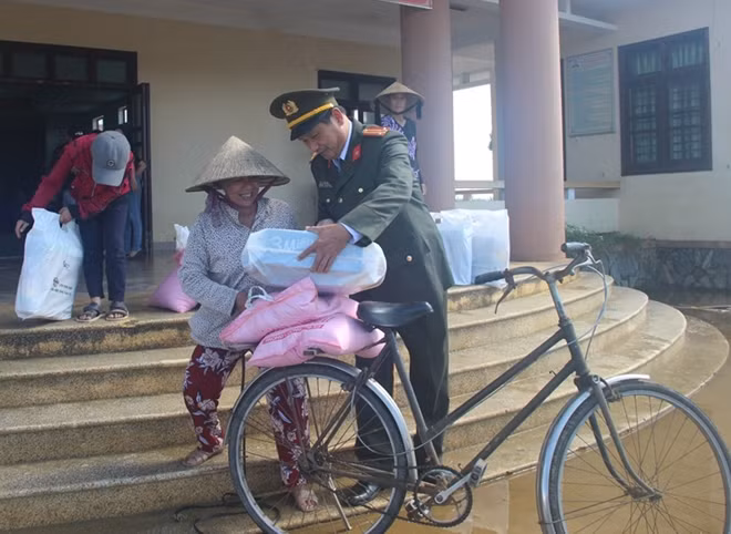 Giúp đỡ người dân chuyển hàng hóa lên xe đạp để đưa về nhà.