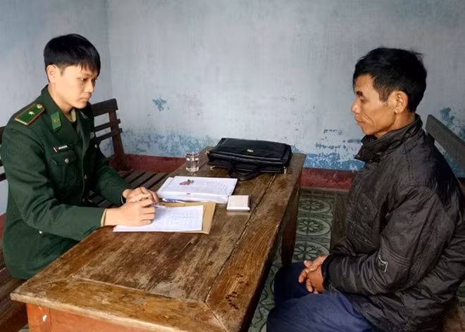 Đồn Biên phòng cửa khẩu Cảng Thuận An lấy lời khai ông Nghe, người chém chủ tàu và lao động trên tàu cá.