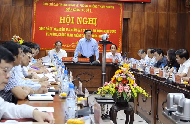 Đoàn công tác số 5 của Ban Chỉ đạo do Bí thư Trung ương Đảng, Chánh án TANDTC Nguyễn Hòa Bình làm Trưởng đoàn làm việc với Ban Thường vụ Tỉnh ủy Thừa Thiên- Huế.