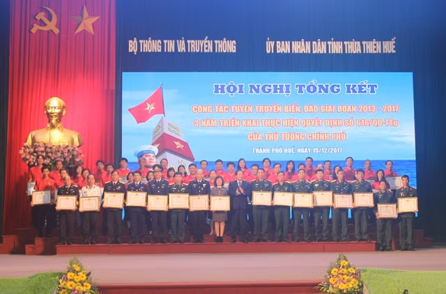 Nhiều tập thể, cá nhân ở các địa phương trên toàn quốc đã góp sức đem lại thành công cho các cuộc triển lãm "Hoàng Sa, Trường Sa của Việt Nam - Những bằng chứng lịch sử và pháp lý”.