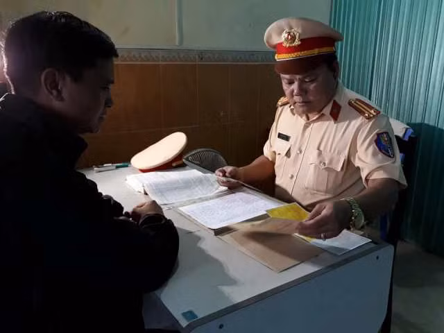 Tài xế Điền khai nhận hành vi chở gỗ lậu.