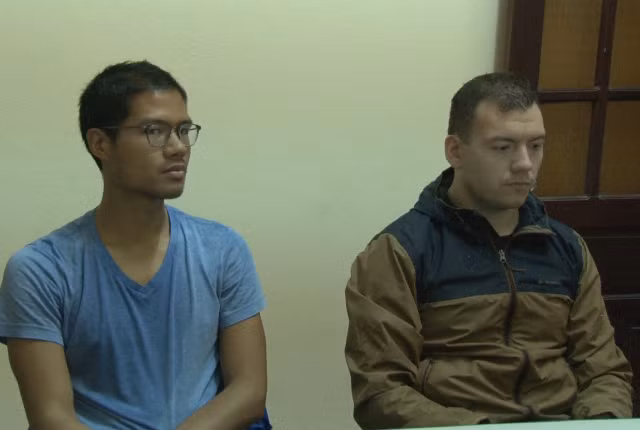 Anh Jean Pierre Lartigue (góc phải) cùng bạn đến Công an TP Huế trình báo việc nhặt được tài sản.