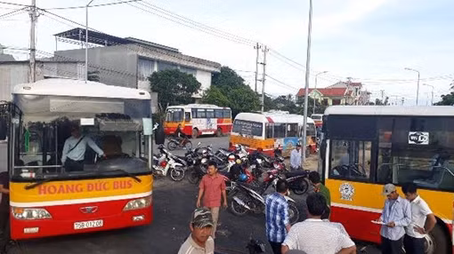 Công ty xe buýt nợ BHXH tiền tỷ, nhân viên cũ 'vây' trụ sở đòi quyền lợi