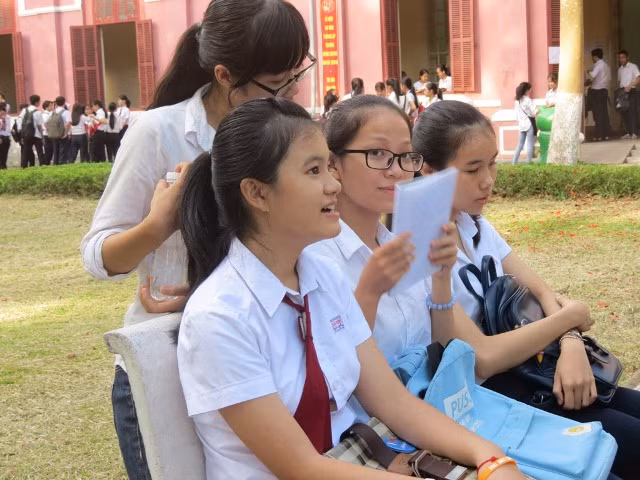 Sĩ tử tranh thủ ôn bài trước khi bước vào môn thi Ngữ Văn.