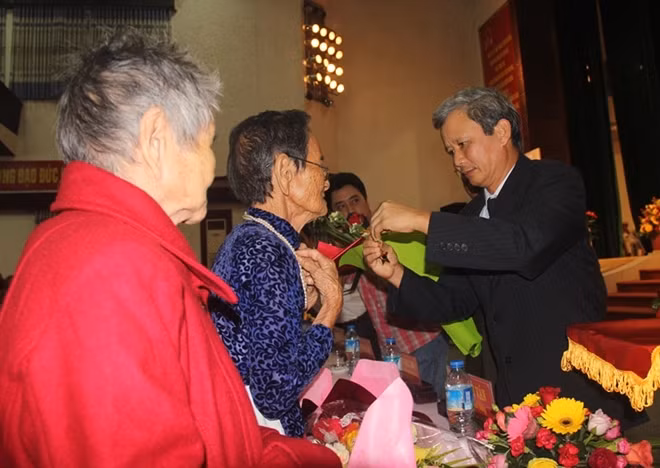 Ông Lê Trường Lưu, UVTW Đảng, Bí thư Tỉnh ủy, Chủ tịch HĐND tỉnh Thừa Thiên- Huế trao tặng danh hiệu vinh dự Nhà nước “Mẹ Việt Nam anh hùng” cho 2 mẹ.