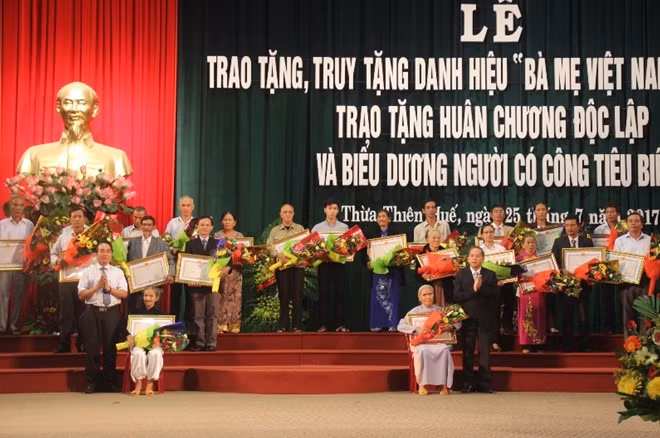 24 gia đình có công với cách mạng ở tỉnh Thừa Thiên- Huế được trao tặng Huân chương Độc lập.