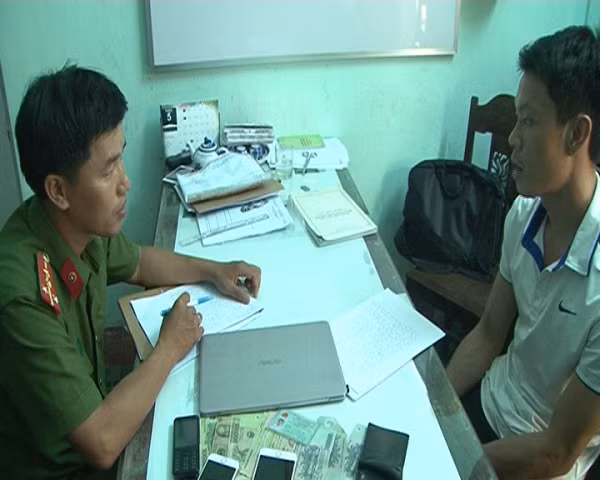 Cơ quan công an lấy lời khai đối tượng Dương Ngọc Long.