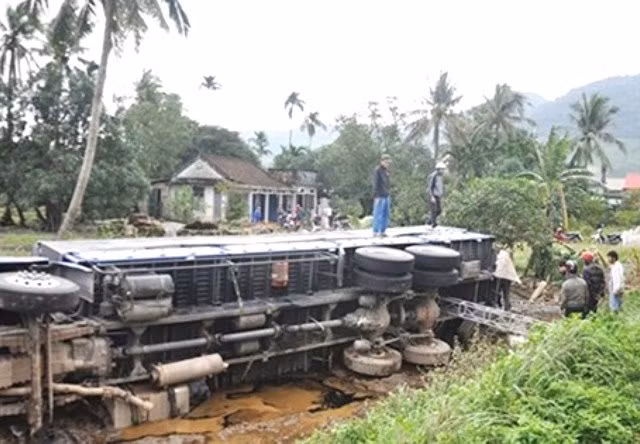 Một xe tải lật bên tuyến QL1A đoạn qua huyện Phú Lộc, tỉnh Thừa Thiên- Huế.