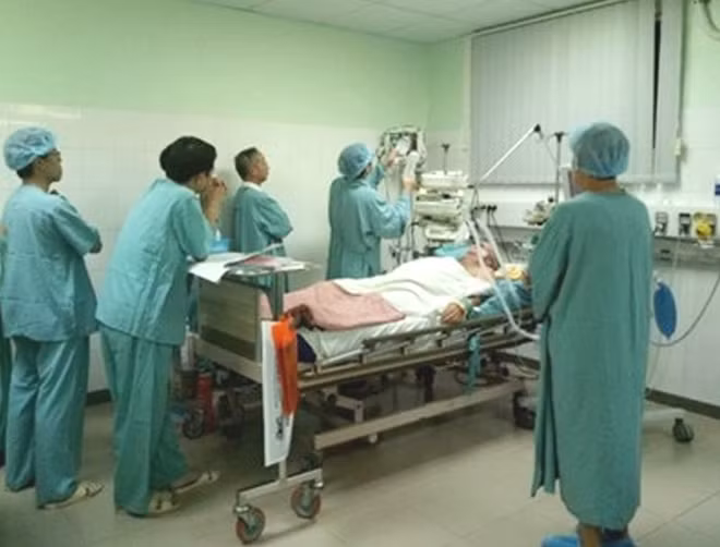 Các bác sĩ Bệnh viện Trung ương Huế tiến hành điều trị cho bệnh nhân người Pháp bị ngưng tim.