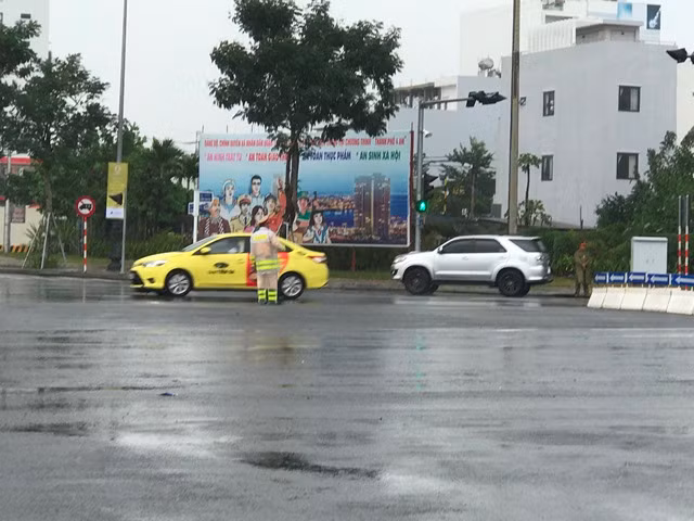 Lực lượng CSGT làm nhiệm vụ trên các tuyến đường phố ở TP Đà Nẵng dưới thời tiết mưa gió.