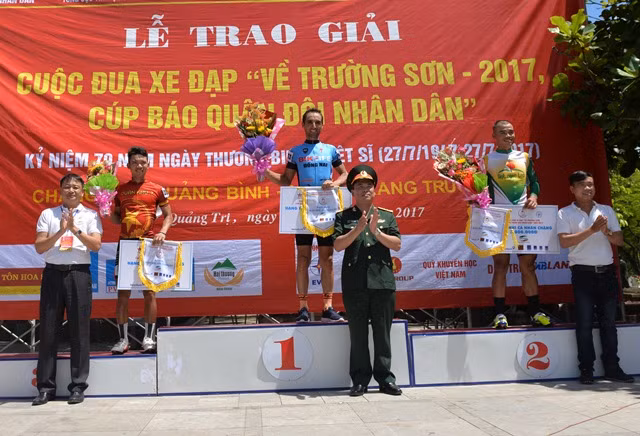 Ban Tổ chức Cuộc đua xe đạp “Về Trường Sơn-2017” cúp Báo Quân đội Nhân dân trao giải Nhất, Nhì, Ba chặng 5 cho các VĐV.