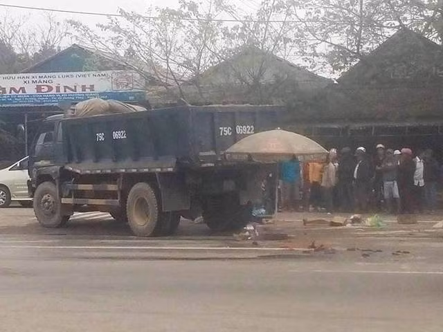 Hiện trường vụ TNGT khi anh Thọ bị xe tải BKS: 75C- 069.22 cán tử vong.