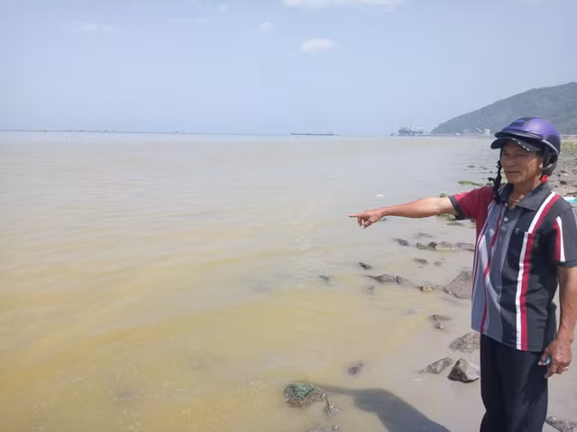 Người dân lo lắng khi nước biển có màu vàng lạ