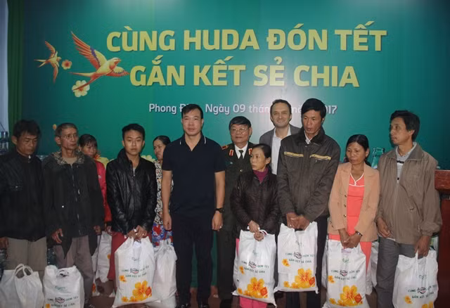 Lãnh đạo Carlsberg Việt Nam, xạ thủ Hoàng Xuân Vinh và Trung tướng Lê Ngọc Nam trao quà Tết cho người nghèo ở địa bàn Thừa Thiên- Huế.