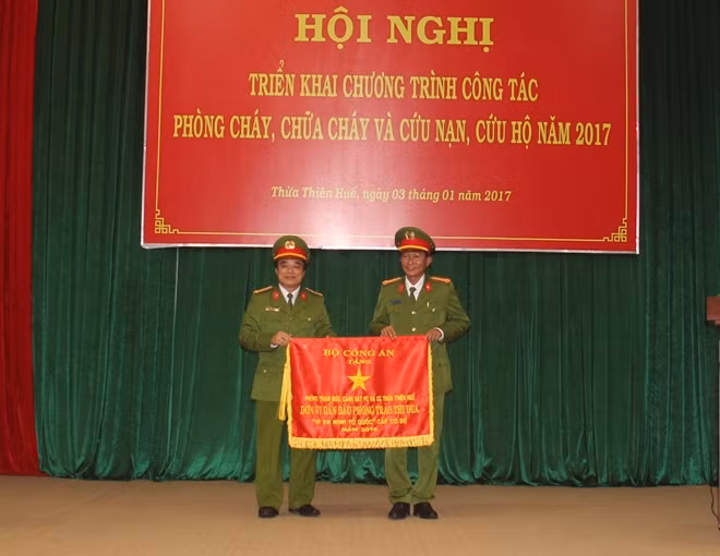Phòng Tham mưu Cảnh sát PCCC tỉnh Thừa Thiên- Huế vinh dự được Bộ Công an tặng cờ thi đua “Vì ANTQ” cấp cơ sở năm 2016.