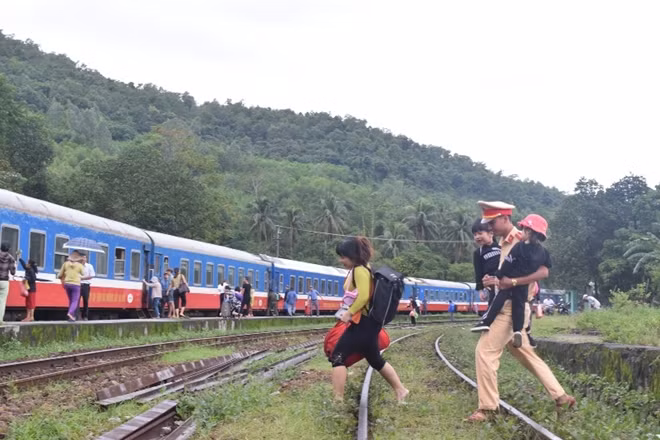 Có khoảng 1.000 hành khách trên các đoàn tàu dừng lại tại Ga Lăng Cô được CBCS Công an tỉnh Thừa Thiên- Huế giúp trung chuyển đến địa điểm an toàn để tiếp tục hành trình.