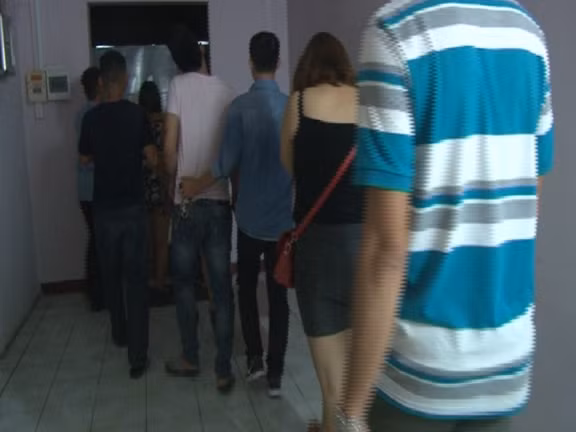 Các đối tượng mua bán dâm tại cơ sở massage 25 Phan Đình Phùng, TP Huế bị Công an bắt quả tang.