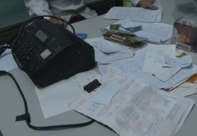 Tang vật máy fax và tịch ghi đề được Công an TP Huế thu giữ tại nhà bà Trang.
