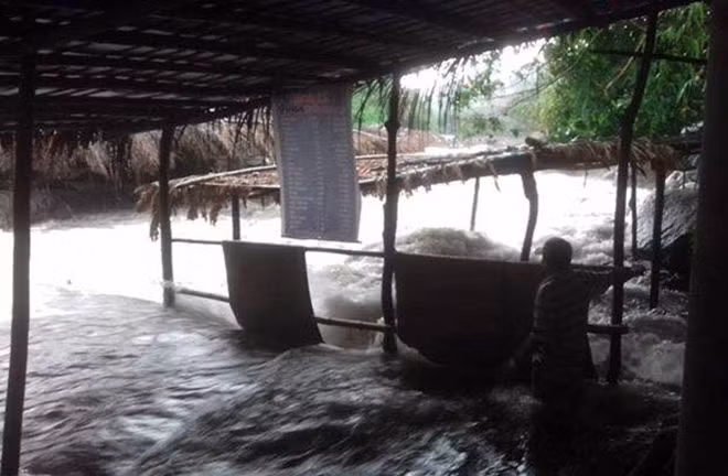 Lũ quét đổ về khu du lịch suối Voi, xã Lộc Tiến khiến hàng trăm du khách hoảng hốt. Ảnh: A.K.