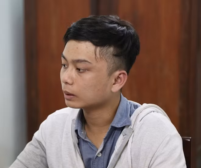 Tân có khuôn mặt hiền lành, từng thi đỗ đại học nhưng vì ham chơi, đua đòi dẫn đến nợ nần chồng chất.