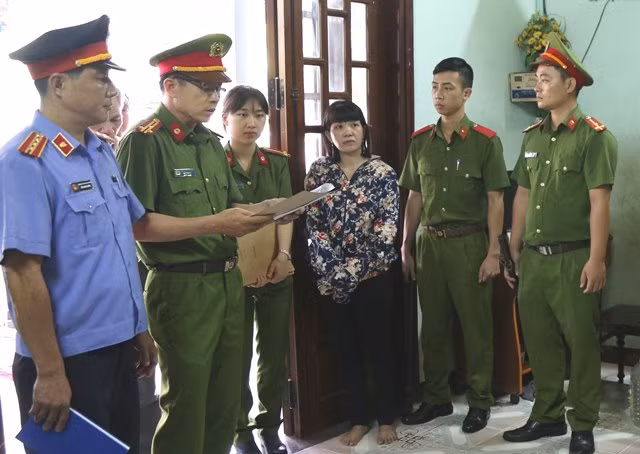 Cơ quan CSĐT Công an tỉnh Thừa Thiên- Huế đọc lệnh bắt giữ Trịnh Thị Bích Trâm. Cơ quan CSĐT Công an tỉnh Thừa Thiên- Huế đọc lệnh bắt giữ Trịnh Thị Bích Trâm.